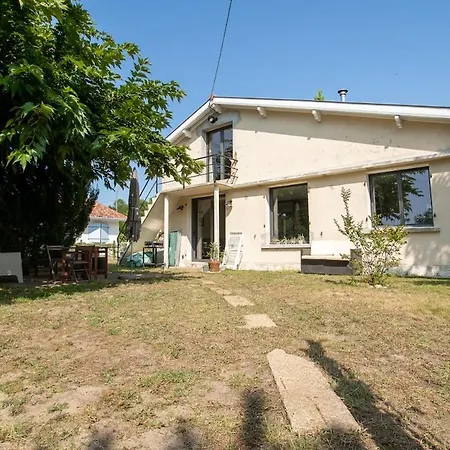 Bright Cozy 3 Bed - Renovated - Close Holiday home *
